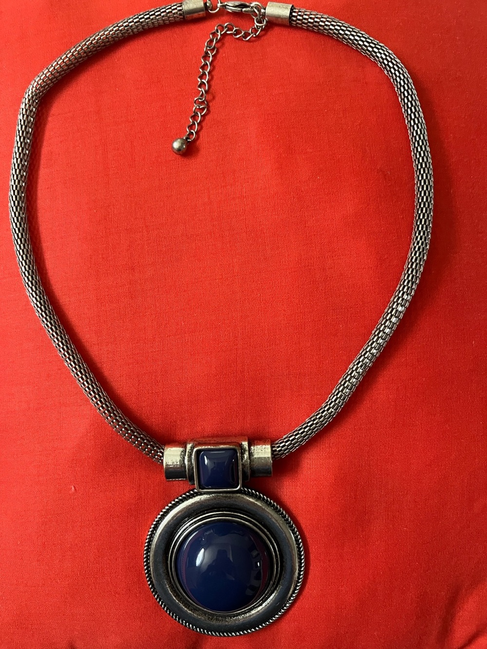 VINTAGE LARGE CHUNKY BLUE PENDANT SILVER TONED NECKLACE